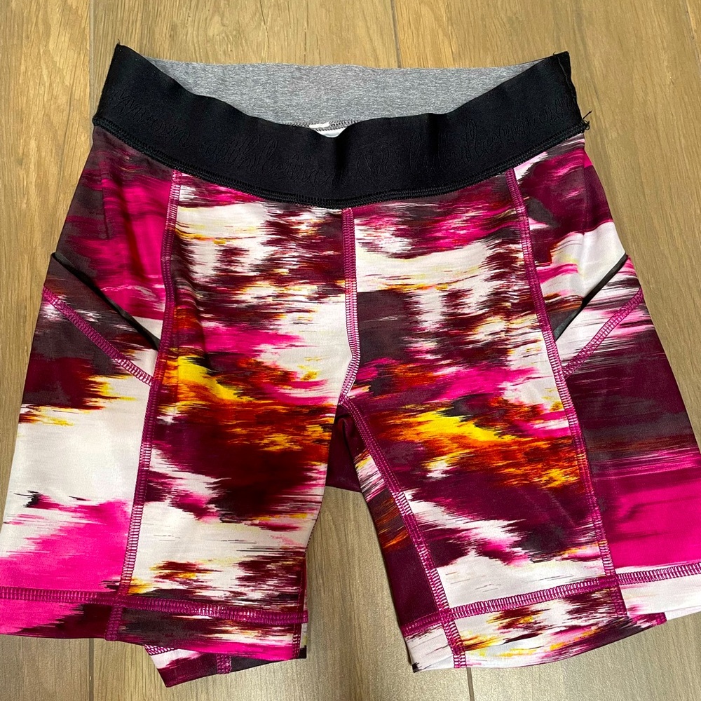 Lululemon EUC size 4 shorts pink/maroon w/pockets